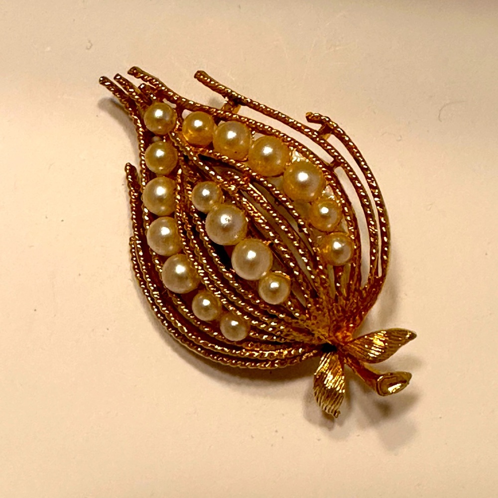 VINTAGE LISNER Rosebud pearl brooch